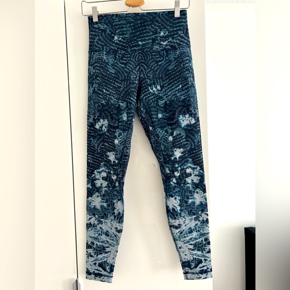 Lululemon bluish leggings size 8. - Picture 1 of 3